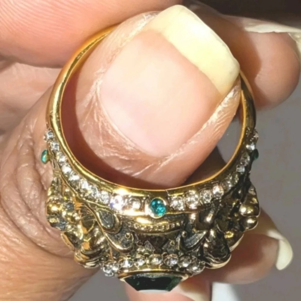 Elegant Golden Lion and Green Gemstone Mens Ring Sz 10
